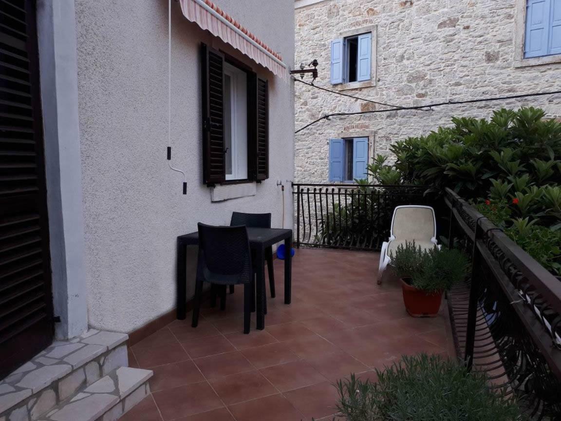 Guest House Robert I Mirna بالي المظهر الخارجي الصورة