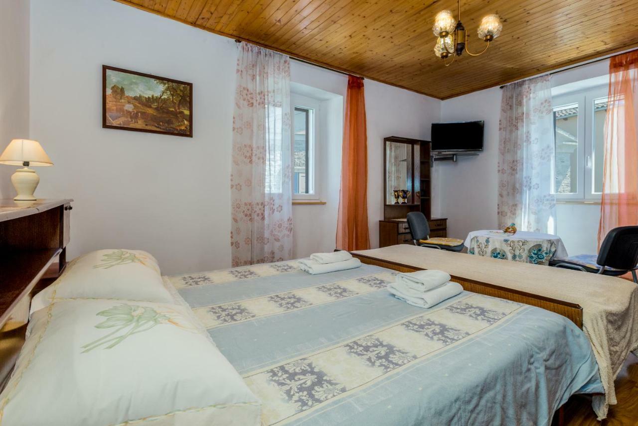 Guest House Robert I Mirna بالي المظهر الخارجي الصورة